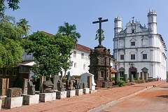 The Church of St. Francis of Assisi, built in 1661 and, together with a convent, established by eight Portuguese Franciscan friars who landed in Goa in 1517. At left the Archaeological Museum of Goa.