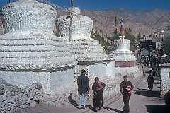 A path in Leh leading alongside three chorten or stupas, important religious monuments in Buddhism, symbolising Buddha’s presence.