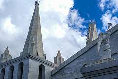 Solomon’s Temple, built between 1996 and 2017, features four pillars, each bearing seven Stars of David, representing the “seven churches” from the Book of Revelation.
