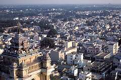 View of Tiruchirappalli from the Rock Fort temple; the Sri Thayumanaswamy temple is below, to the left.