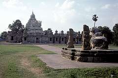 Kailasanathar Temple, the oldest in Kanchipuram, dedicated to Shiva and built around 700 CE during the Pallava era. A statue of Nandi, the bull, is in the foreground.