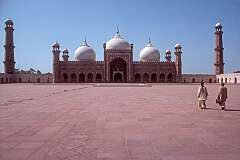 Lahore, Punjab, Pakistan, 1979 - The Mughal era Badshahi Mosque (Imperial Mosque), built by Emperor Aurangzeb in 1671-1673.